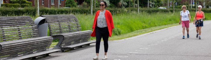 Wandelende vrouwen in het Máximapark in Utrecht Leidsche Rijn