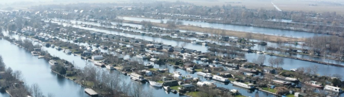 Luchtfoto eilanden Vinkeveense Plassen