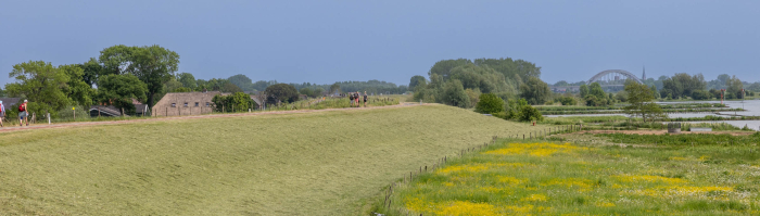 Wandelaars en fietsers op de Lekdijk