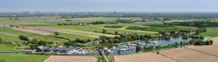 Luchtfoto van de haven van Marnemoende met in de verte de skyline van Utrecht