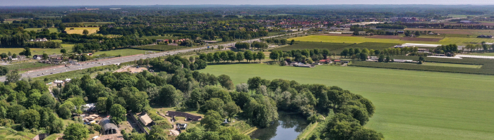 Luchtfoto van Fort Vechten met op de achtergrond de A12 en daarachter Utrecht 