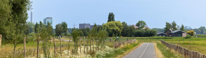 Fietspad Meerlopad met skyline Utrecht op de achtergrond