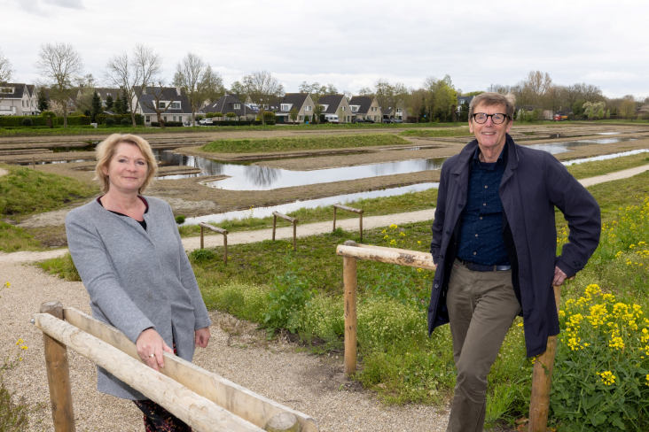 Astrid Swart en Johan Huibers poseren bij Turfweide Veenendaal