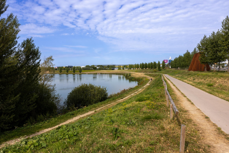 Wandelgebied met bedrijventerrein Laagraven op de achtergrond