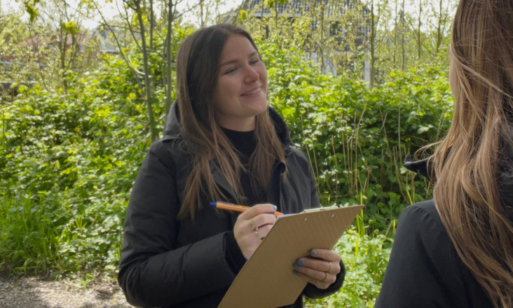 Maud Valkenet in gesprek met een inwoner van Odijk