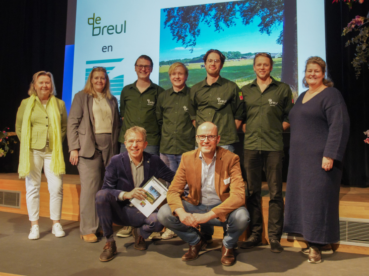 Medewerkers van KSG De Breul, gemeente Zeist, Groen Groeit Mee en het Wereld Natuur Fonds