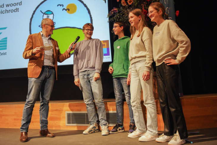 Daan Bleichrodt interviewt op het podium één van de deelnemende groepjes